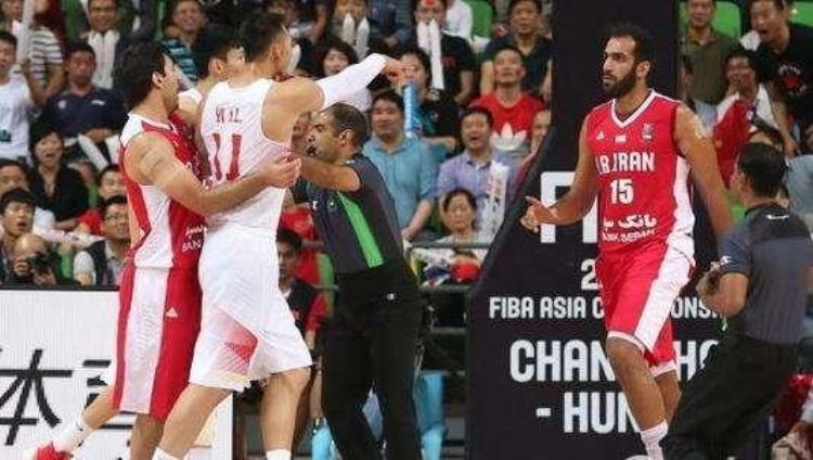 中国男篮遇到挑衅怎么反击阿联怒推哈达迪朱芳雨组合拳成经典