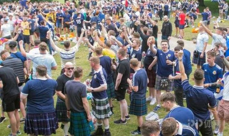 苏格兰球迷裸奔「苏格兰风情苏格兰球迷全裸助兴迎战英格兰一丝不挂被带走」