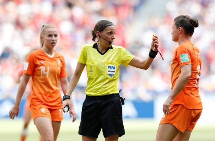 世界杯第一个女裁判「史上第一位执法男足世界杯的女性主裁判登场了」