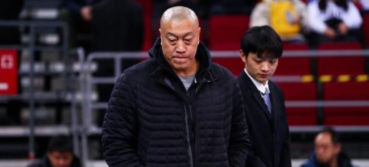 中国进入nba的第一个人「他是中国最早进入NBA球员开创了中美篮球文化因不满邓肯走红」
