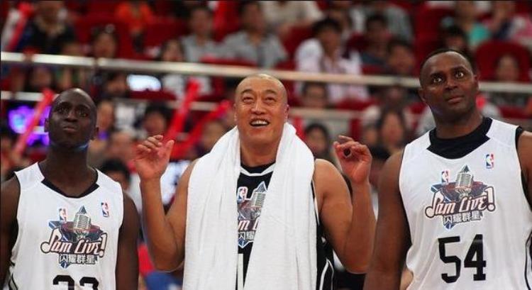 中国进入nba的第一个人「他是中国最早进入NBA球员开创了中美篮球文化因不满邓肯走红」