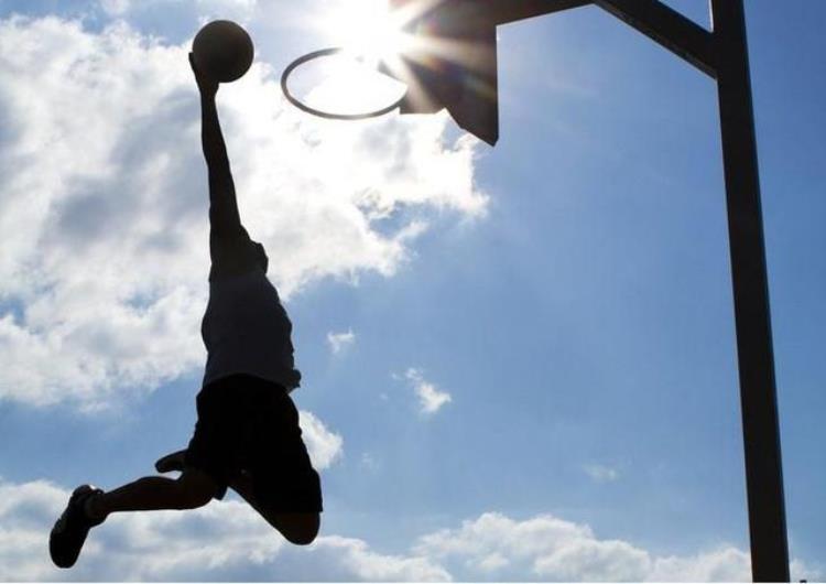 打篮球如何练弹跳力器械徒手相结合