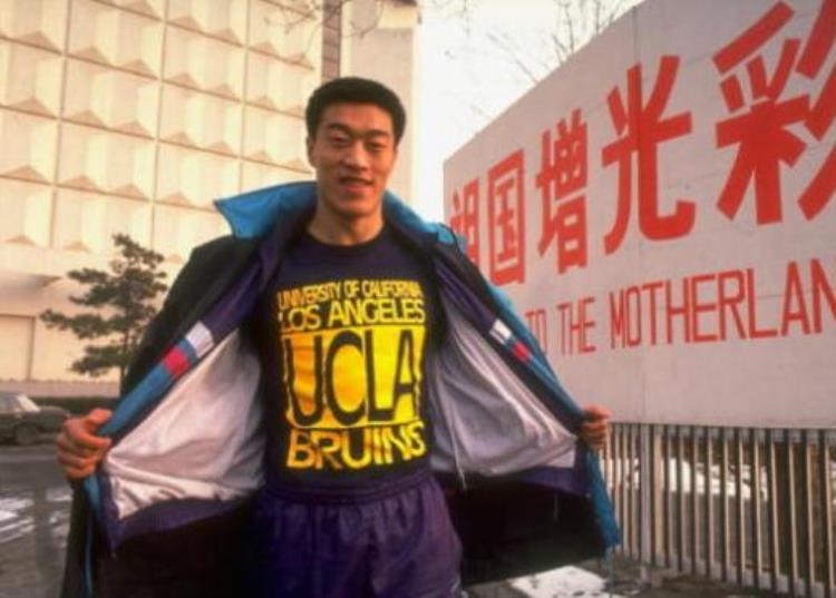 中国进入nba的第一个人「他是中国最早进入NBA球员开创了中美篮球文化因不满邓肯走红」