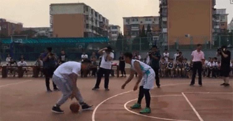 小乔丹模仿保罗运球什么水平「别小瞧NBA球员的基本功小乔丹胯下运球PK保罗西蒙斯三分9连中」