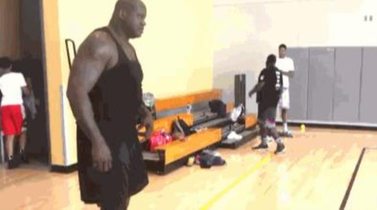 小乔丹模仿保罗运球什么水平「别小瞧NBA球员的基本功小乔丹胯下运球PK保罗西蒙斯三分9连中」