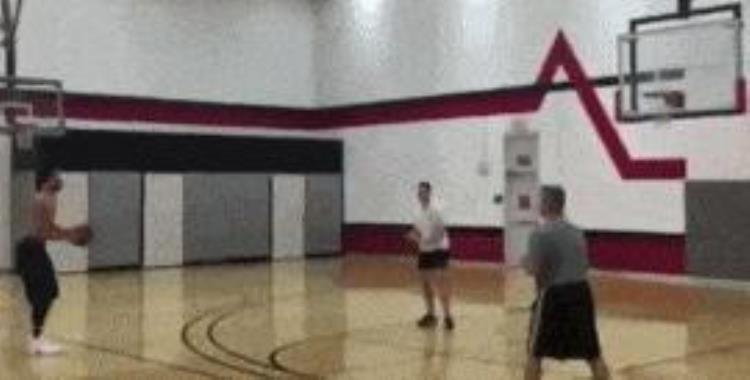 小乔丹模仿保罗运球什么水平「别小瞧NBA球员的基本功小乔丹胯下运球PK保罗西蒙斯三分9连中」
