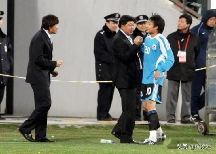 大连足球史上今天2009年中超实德1比4泰达李学鹏扔水瓶遭重罚