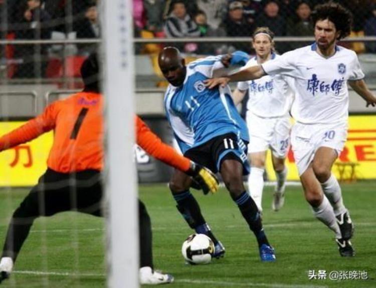 大连足球史上今天2009年中超实德1比4泰达李学鹏扔水瓶遭重罚