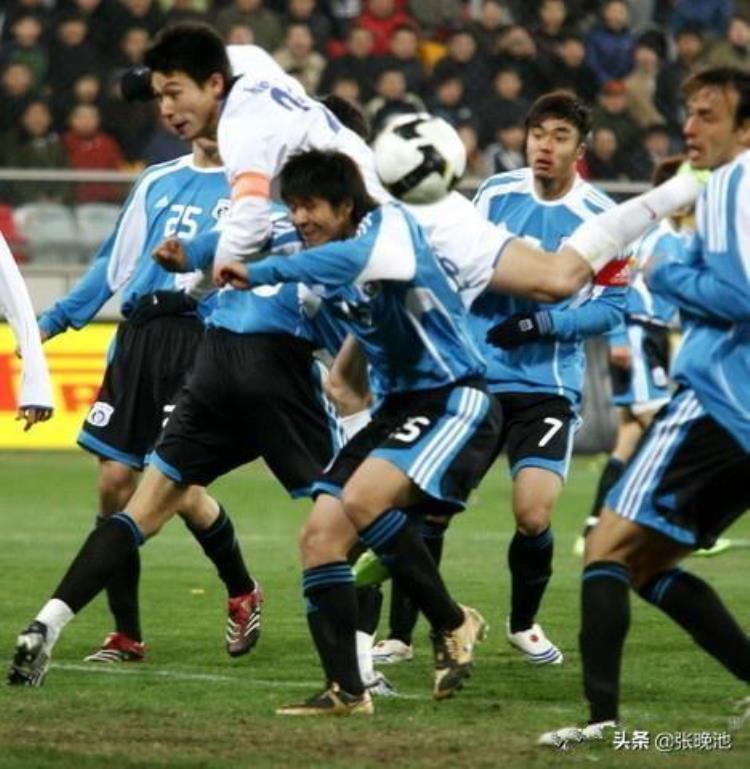 大连足球史上今天2009年中超实德1比4泰达李学鹏扔水瓶遭重罚