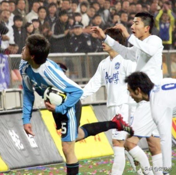 大连足球史上今天2009年中超实德1比4泰达李学鹏扔水瓶遭重罚