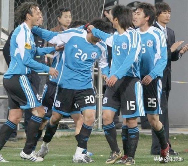 大连足球史上今天2009年中超实德1比4泰达李学鹏扔水瓶遭重罚