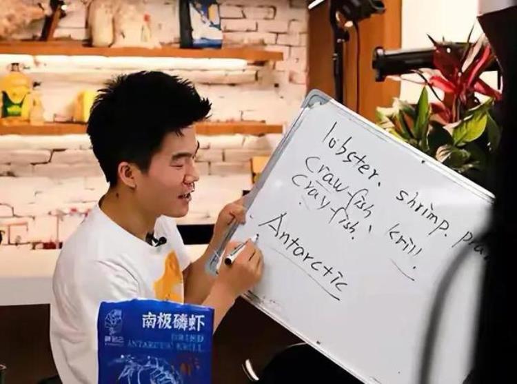 董宇辉 新东方「新东方老师董宇辉火了之后跳健身操的刘畊宏为什么热度下降了」