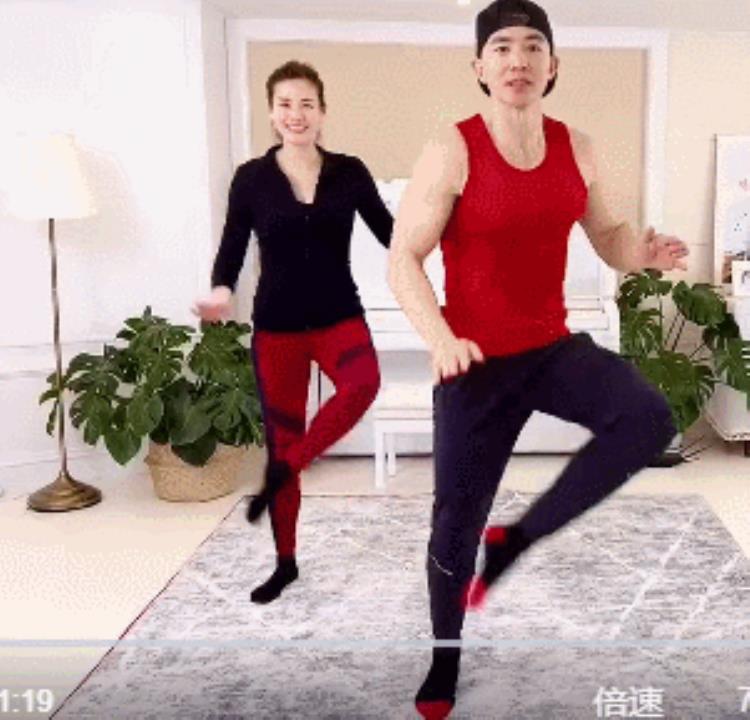 董宇辉 新东方「新东方老师董宇辉火了之后跳健身操的刘畊宏为什么热度下降了」