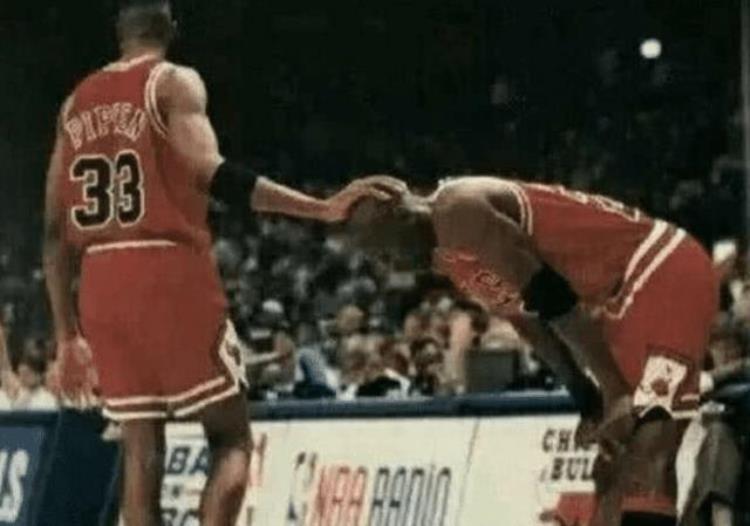 nba的哪位球员和乔丹皮蓬并称为公牛王朝的铁三角「篮球之神乔丹的头都敢摸NBA只3人做过蝙蝠侠皮蓬狼王加内特」
