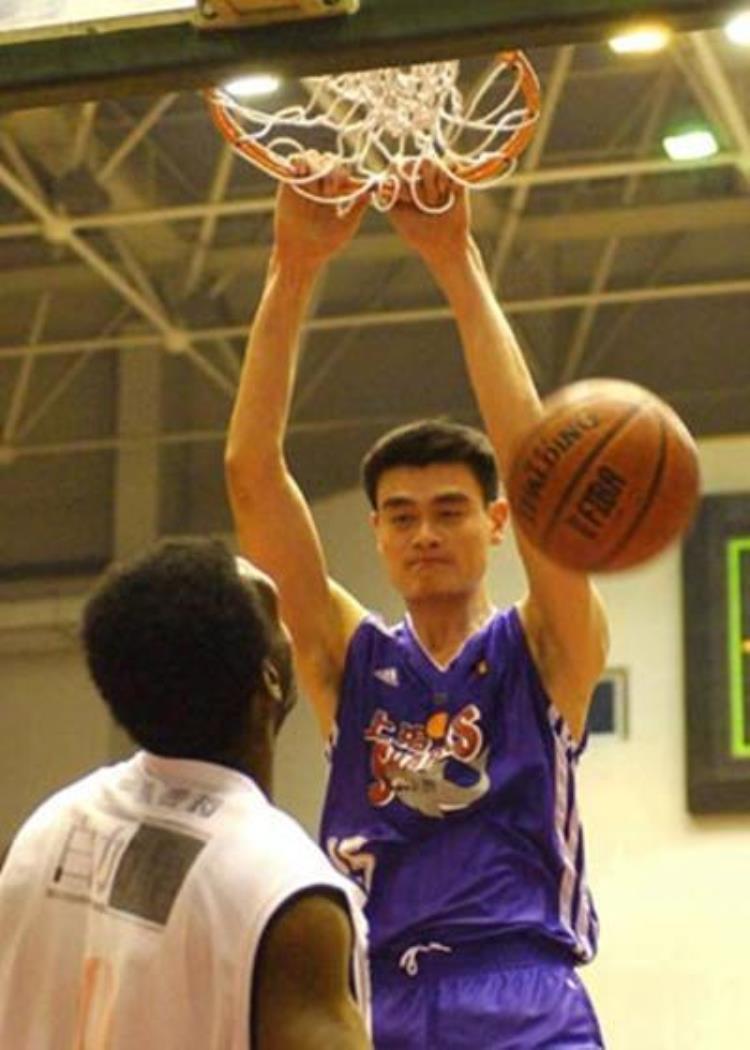 nba扣篮第一人「NBA巨星首次扣篮年龄卡特12岁科比14岁姚明令人吃惊」
