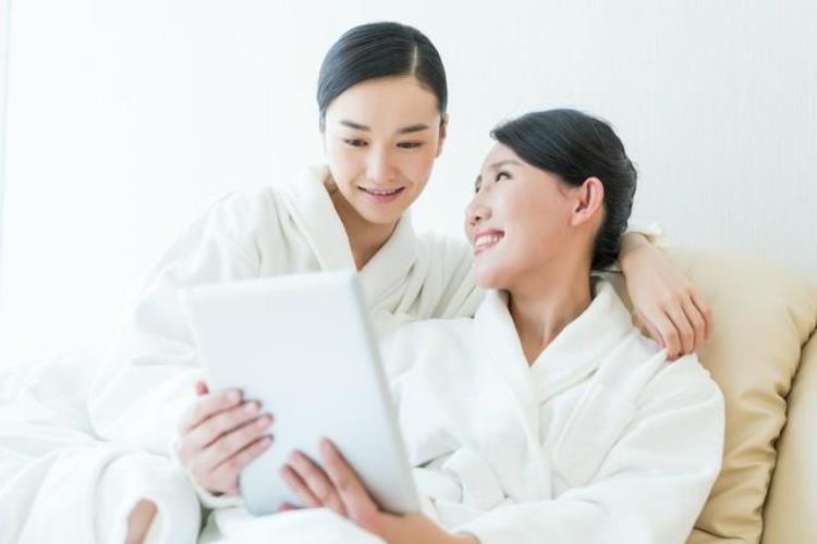 婆婆给我端洗脚水「婚后第二天婆婆让儿媳给自己打洗脚水遵命后婆婆直夸:好儿媳」