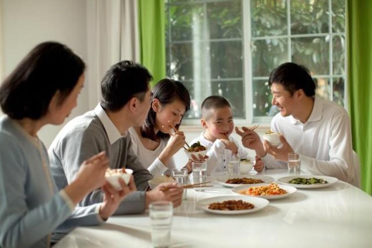 婆婆给我端洗脚水「婚后第二天婆婆让儿媳给自己打洗脚水遵命后婆婆直夸:好儿媳」