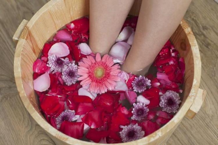 婆婆给我端洗脚水「婚后第二天婆婆让儿媳给自己打洗脚水遵命后婆婆直夸:好儿媳」