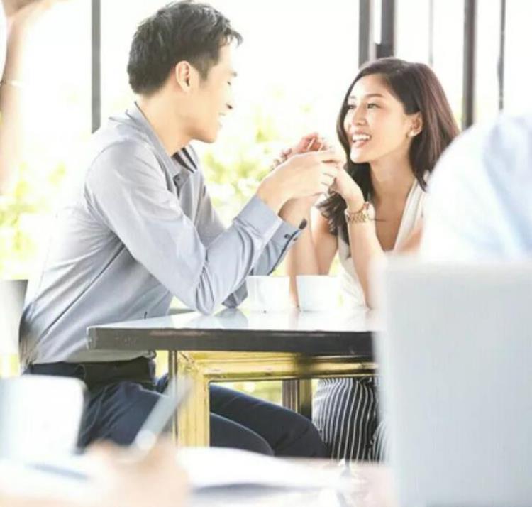 婆婆给我端洗脚水「婚后第二天婆婆让儿媳给自己打洗脚水遵命后婆婆直夸:好儿媳」