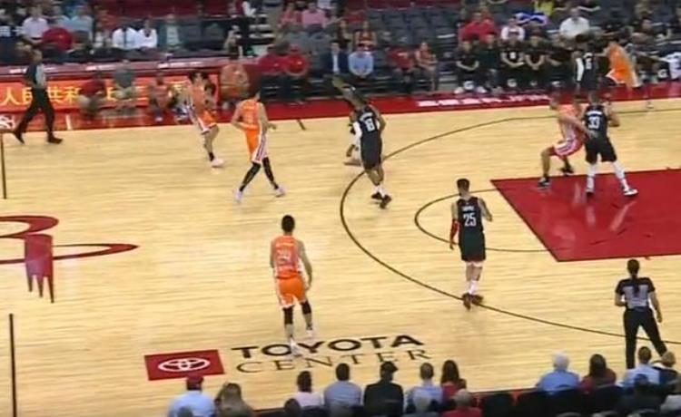 CBA第一人上海男篮新援创造历史代表不同球队在NBA季前赛得分