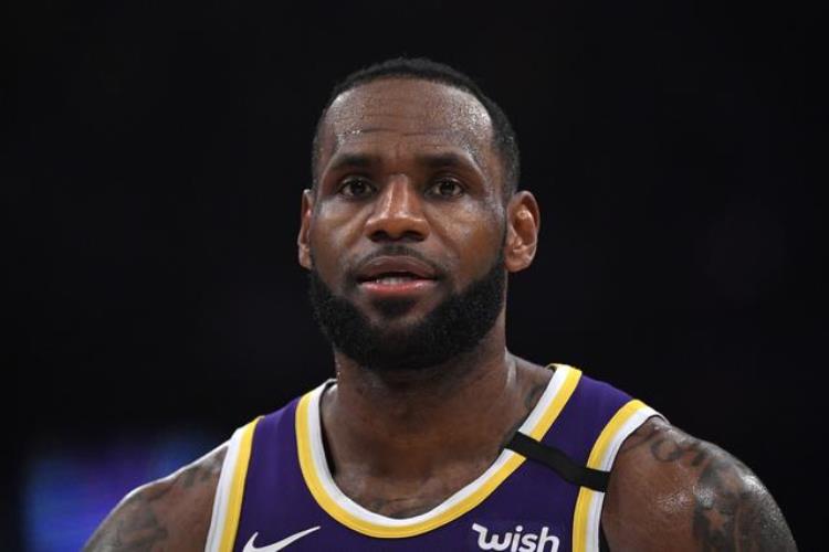 nba最年轻33000分先生「史上最年轻34000分先生詹姆斯迎里程碑这记隔人扣篮太残暴了」