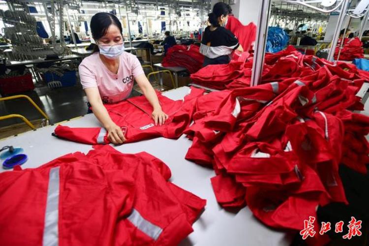 武汉小巨人企业「武汉小巨人生产烧不起来的衣服加油站防火队都在穿」