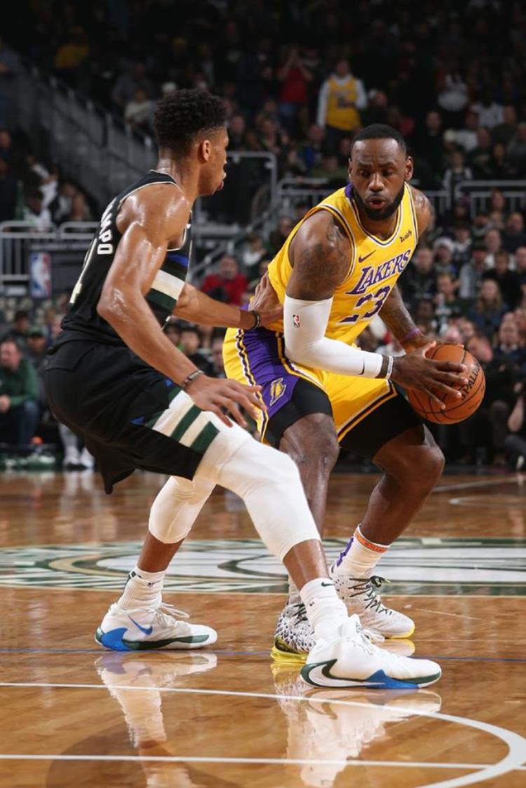 nba最年轻33000分先生「史上最年轻34000分先生詹姆斯迎里程碑这记隔人扣篮太残暴了」