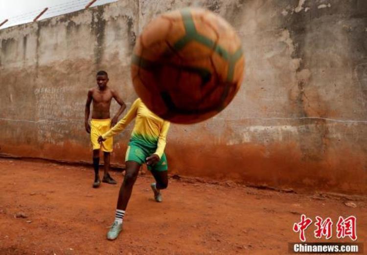 走进西非首个女子足球学院喀麦隆少女追求足球梦