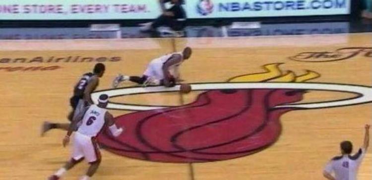 翻身跳投科比「NBA花式倒地姿势科比赛场翻跟头伯德摔倒也要摆个装X姿势」