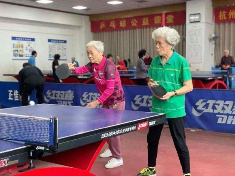 走路慢悠悠一上场生龙活虎杭州四位八旬奶奶天天大战乒乓球台