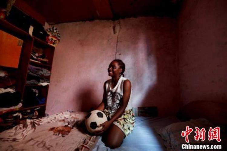 非洲预选赛喀麦隆「走进西非首个女子足球学院喀麦隆少女追求足球梦」