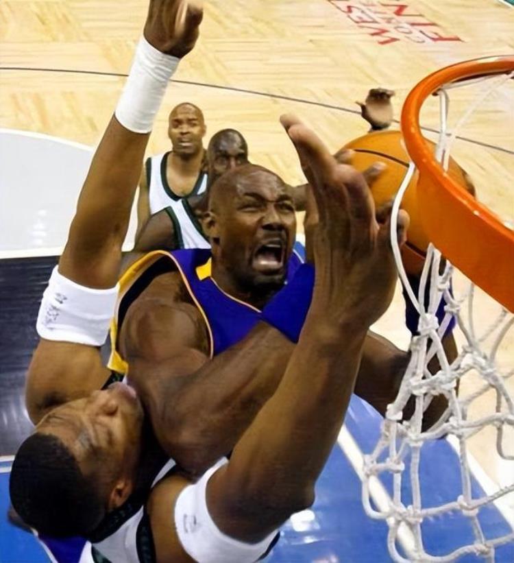 马龙的铁肘「马龙铁肘为何令NBA所有人闻风丧胆这5张照片给你答案」