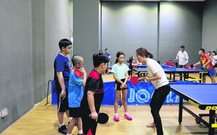李佳薇乒乓学院开业20小学员受训