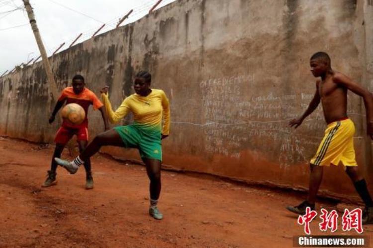 非洲预选赛喀麦隆「走进西非首个女子足球学院喀麦隆少女追求足球梦」