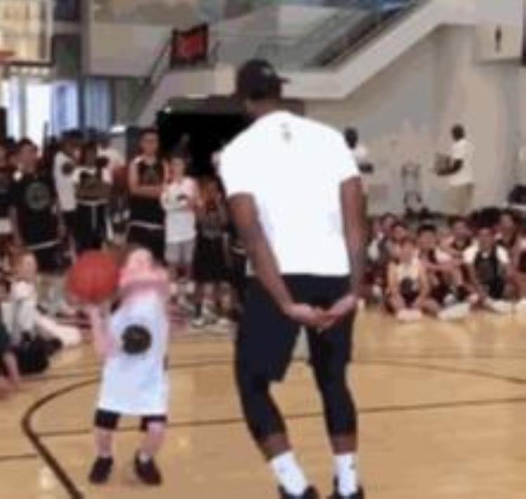 詹姆斯打儿子「NBA球星花式虐小孩詹姆斯让小朋友体验NBA级冲撞撞得人仰马翻」