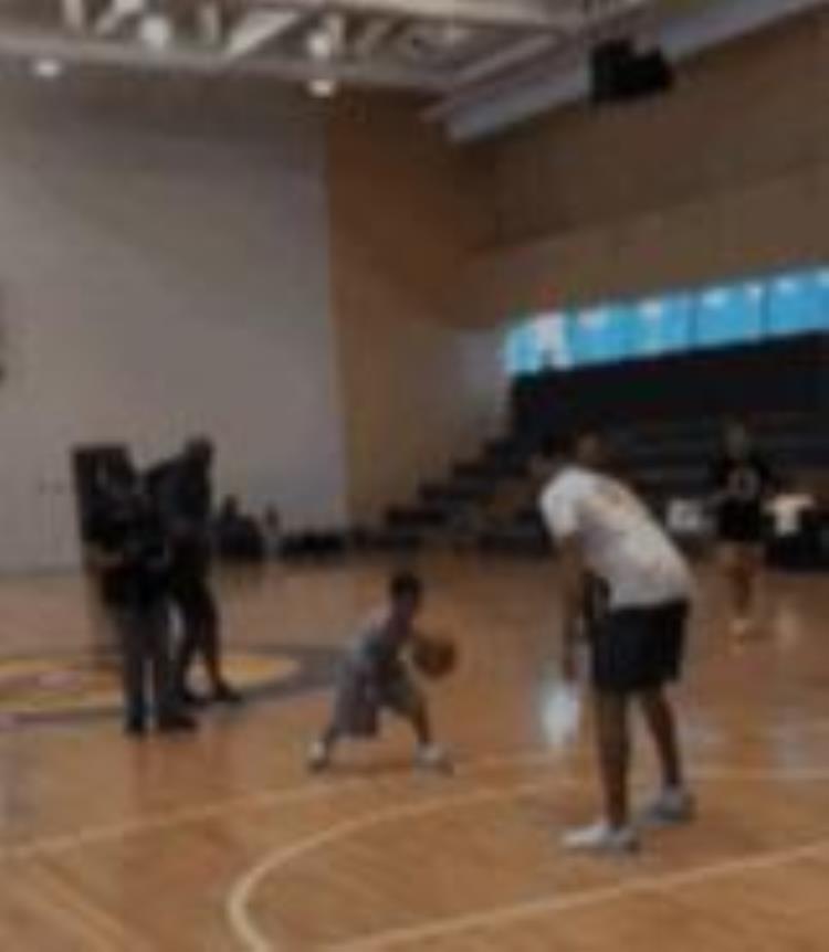 詹姆斯打儿子「NBA球星花式虐小孩詹姆斯让小朋友体验NBA级冲撞撞得人仰马翻」
