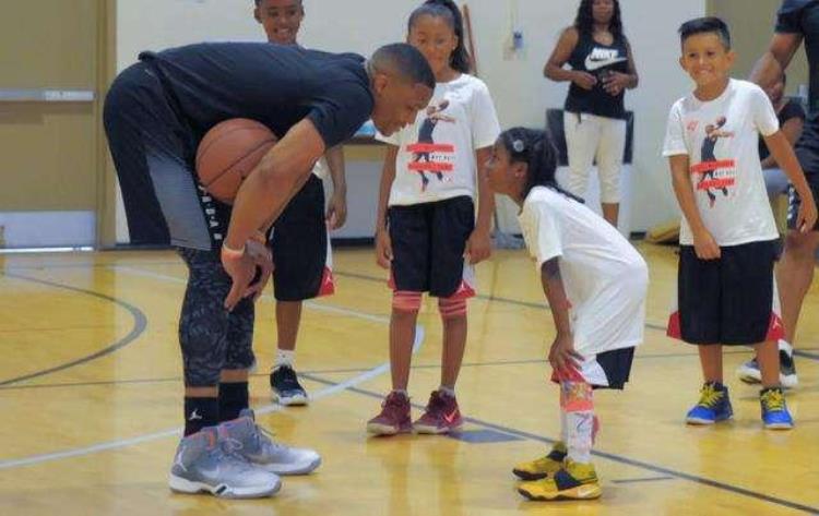 詹姆斯打儿子「NBA球星花式虐小孩詹姆斯让小朋友体验NBA级冲撞撞得人仰马翻」