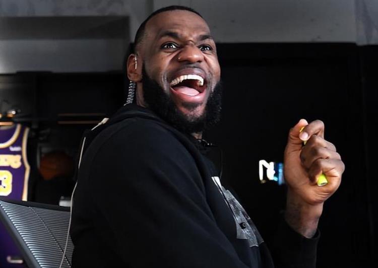 布朗尼nba前景「4年189亿NBA大幅涨薪布朗能多赚2400万詹皇却因为忠诚亏钱」