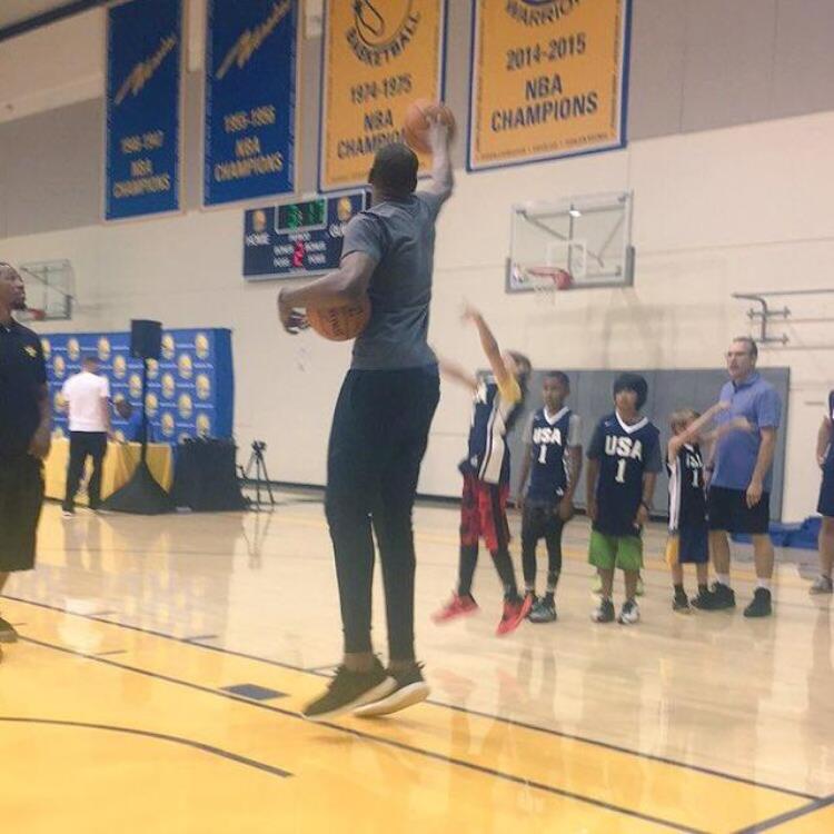 詹姆斯打儿子「NBA球星花式虐小孩詹姆斯让小朋友体验NBA级冲撞撞得人仰马翻」