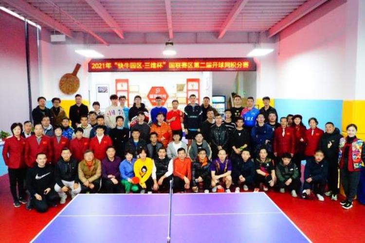 不分年龄性别只看积分杭州国联这场乒乓赛男女老少通吃