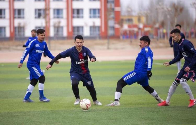 新疆洛浦县举办迎冬奥迎新春返乡大学生足球比赛