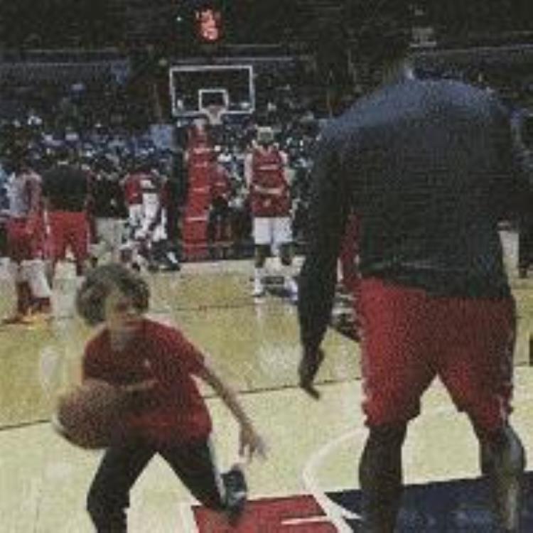 詹姆斯打儿子「NBA球星花式虐小孩詹姆斯让小朋友体验NBA级冲撞撞得人仰马翻」