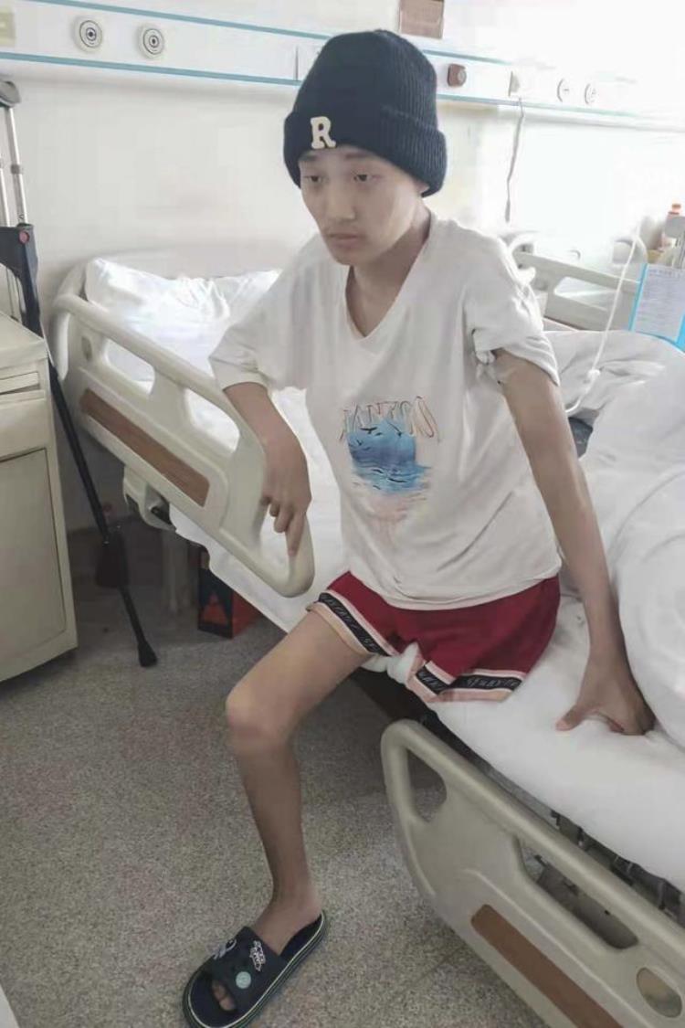 14岁男孩打篮球意外截瘫「18岁男孩打篮球不慎摔倒竟然查出骨癌刮骨疗伤后仍惨遭截肢」
