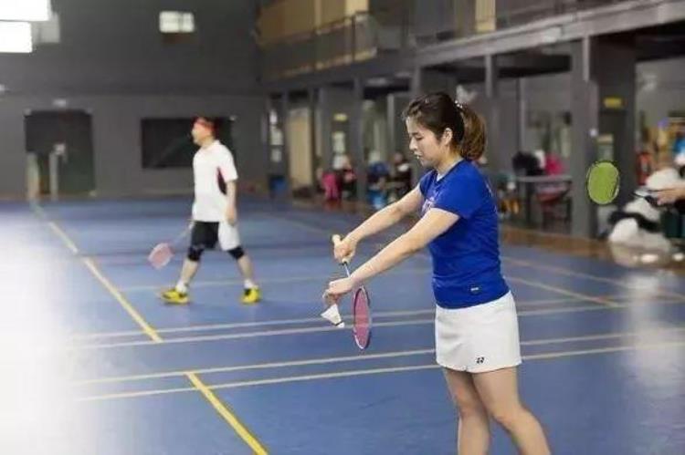 为什么很多女孩喜欢打羽毛球「女生为什么都喜欢打羽毛球不喜欢乒乓球网友这样说」