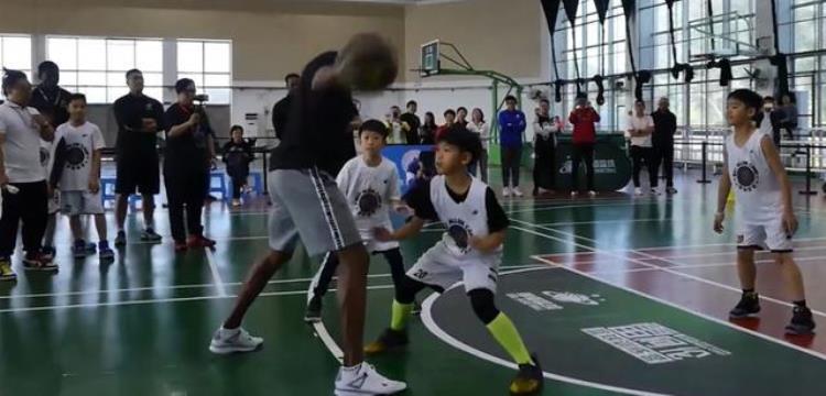詹姆斯打儿子「NBA球星花式虐小孩詹姆斯让小朋友体验NBA级冲撞撞得人仰马翻」