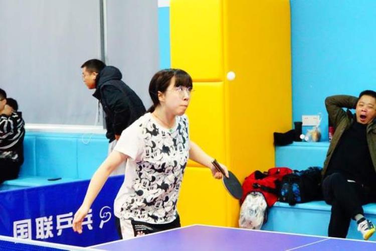 杭州市乒乓球锦标赛「不分年龄性别只看积分杭州国联这场乒乓赛男女老少通吃」