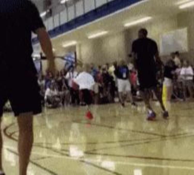 詹姆斯打儿子「NBA球星花式虐小孩詹姆斯让小朋友体验NBA级冲撞撞得人仰马翻」