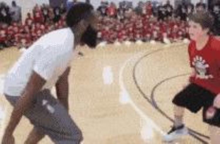 詹姆斯打儿子「NBA球星花式虐小孩詹姆斯让小朋友体验NBA级冲撞撞得人仰马翻」