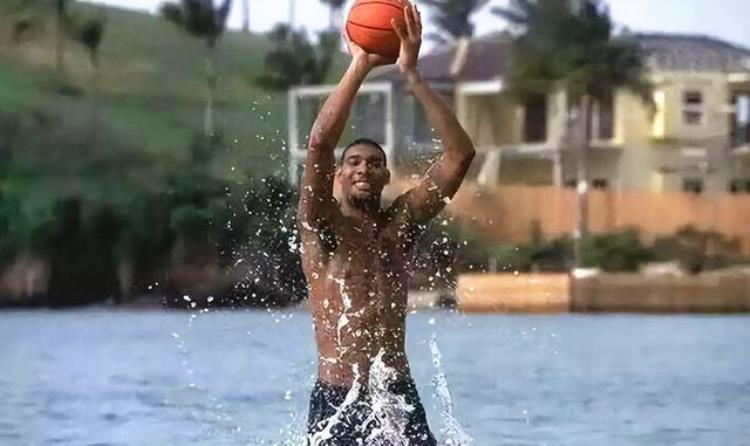 nba球员不打球在干什么「不打篮球NBA球星会是啥职业邓肯成游泳健将詹皇打橄榄球」