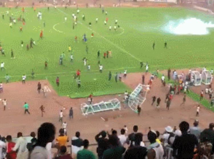 尼日利亚18年世界杯「尼日利亚16年首度无缘世界杯决赛球迷下场群殴球员暴拆球场」